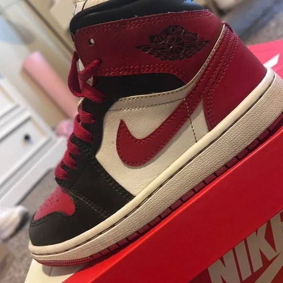 Air Jordan 1 Mid - Picture 4 of 5